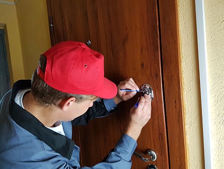 Открываем дверь из металла